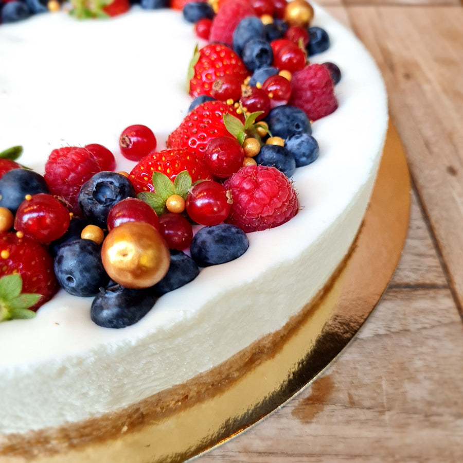 Kaastaart natuur met verse rode vruchtenmix*