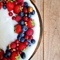 Kaastaart natuur met verse rode vruchtenmix*