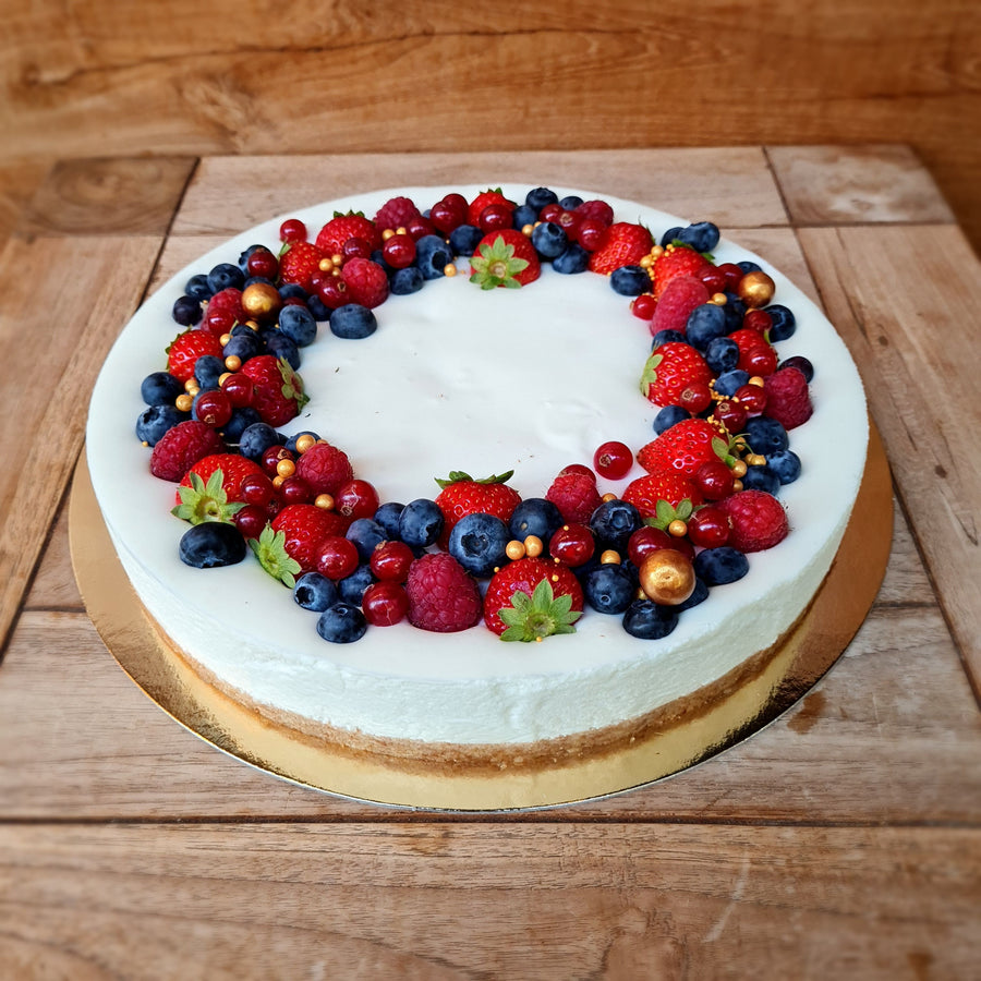 Kaastaart natuur met verse rode vruchtenmix*